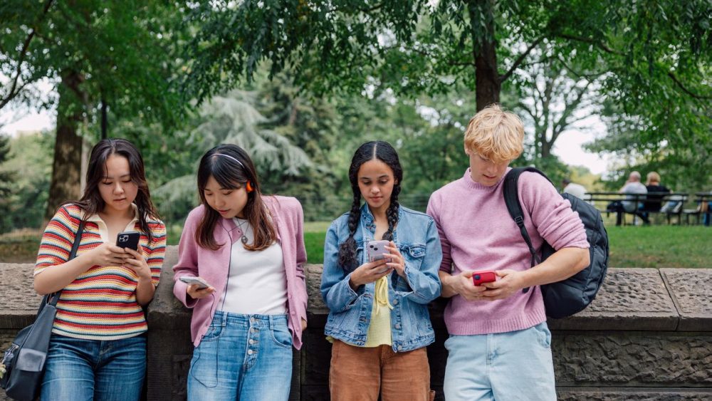 Interdiction des réseaux sociaux aux moins de 15 ans : pourquoi les marques doivent réinventer leur présence auprès des jeunes